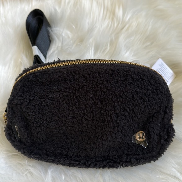 Everywhere BELT BAG Fleece black Fanny Pack LAST CHANCE Lululemon - Picture 2 of 16